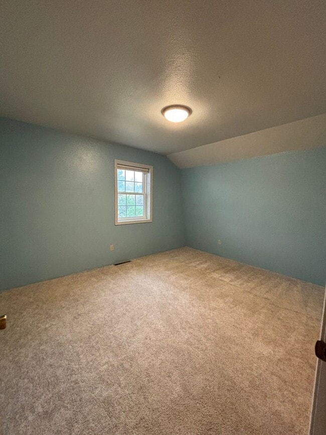 Building Photo - Spacious 4BR, 2.5BA home on 1.3 acres in O...