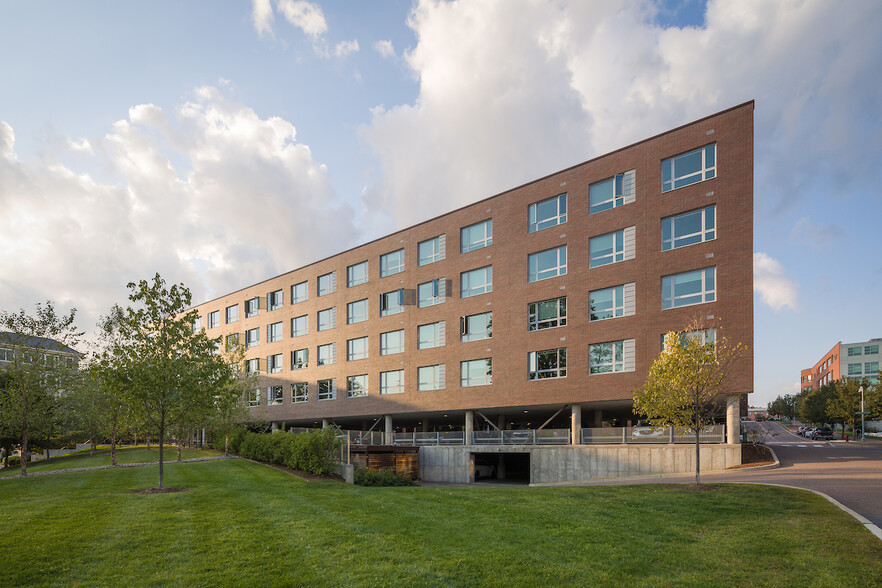 Exterior Back of Building - Riverhouse Apartments