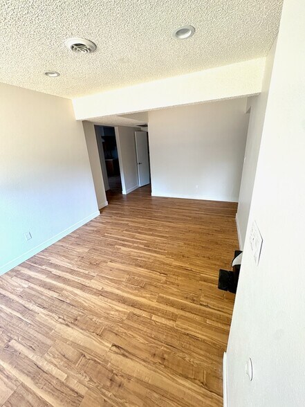 Building Photo - 411 E Plum St