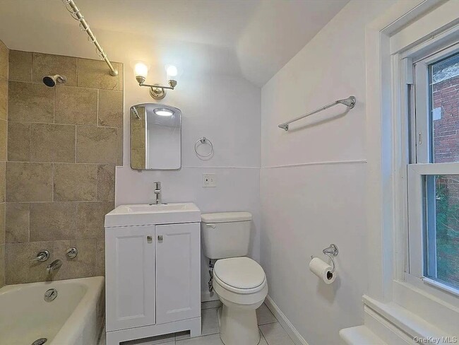 Building Photo - 95 Delafield St