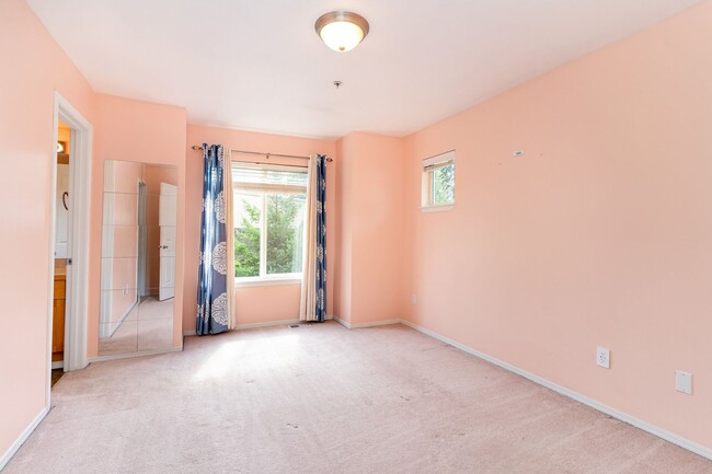Building Photo - Available Now – Spacious 3-Bedroom Townhom...