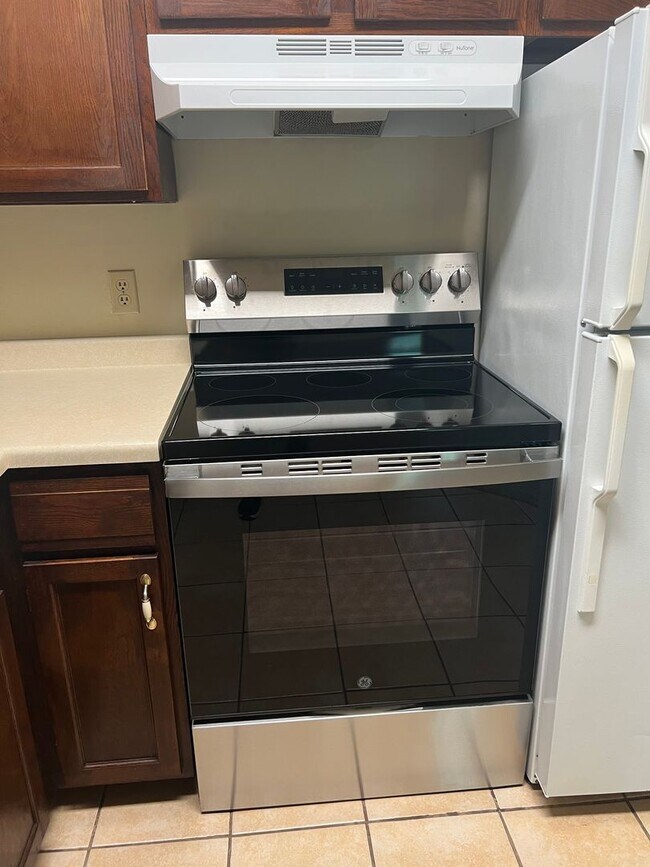 Building Photo - Tudor 3205