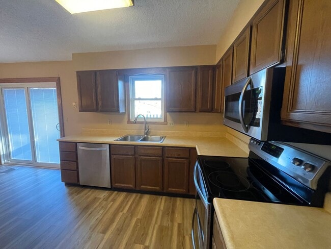 Building Photo - 2 bd/1.5 Bath Townhome FOR RENT!!