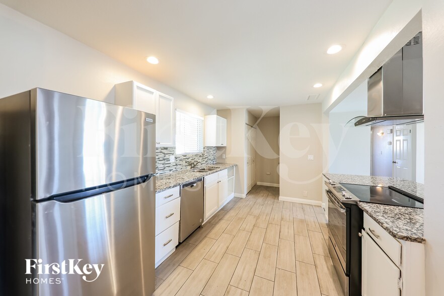 Building Photo - 13642 N 31st Dr