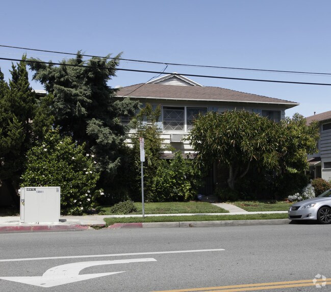 Building Photo - 13519 Moorpark St