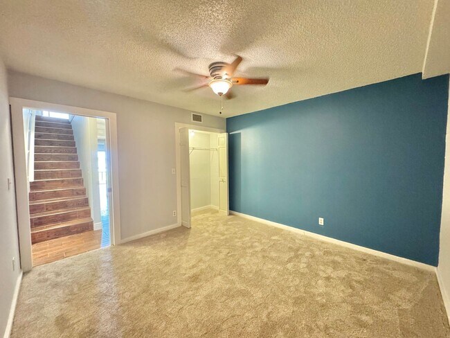 Building Photo - Lake Hartridge Condo - Two Levels with Water Views