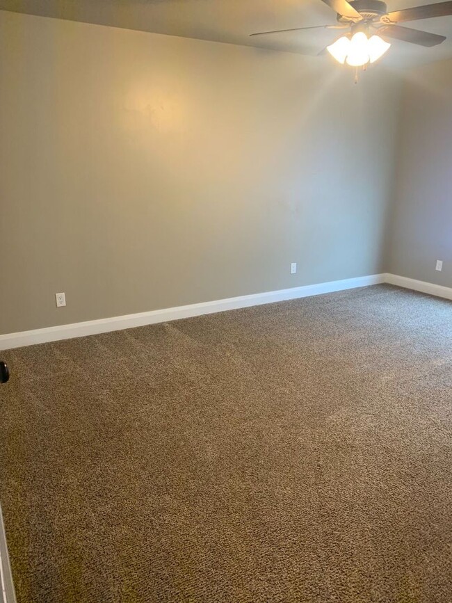 Building Photo - **$300.00 Move-In Bonus** Town home living...