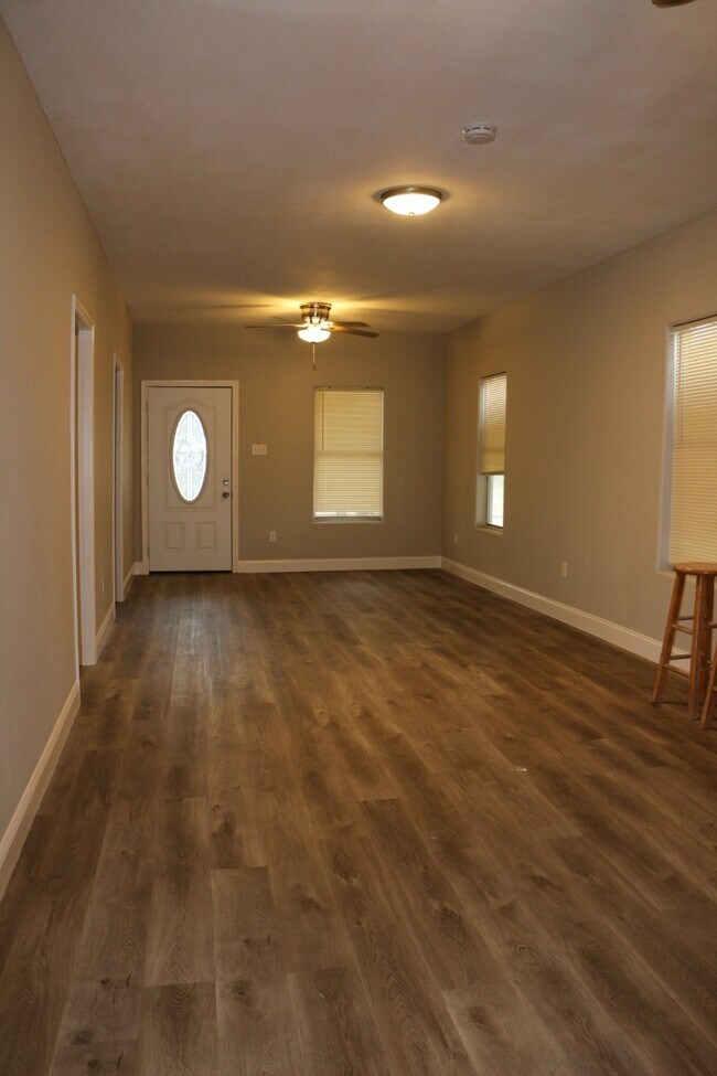 Building Photo - 1014 W 4th St