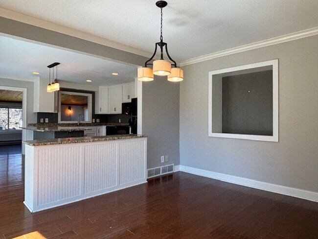 Building Photo - Available NOW! Gorgeous 3BR/2 BA Unit in Hastings!