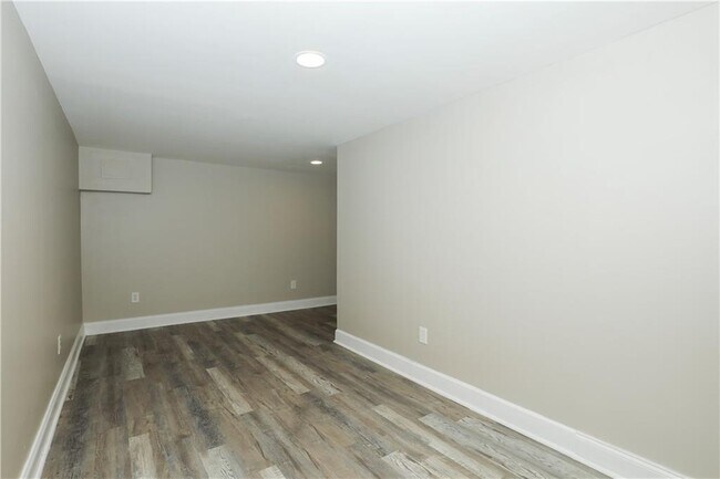 Building Photo - 6581 Wellington Sq