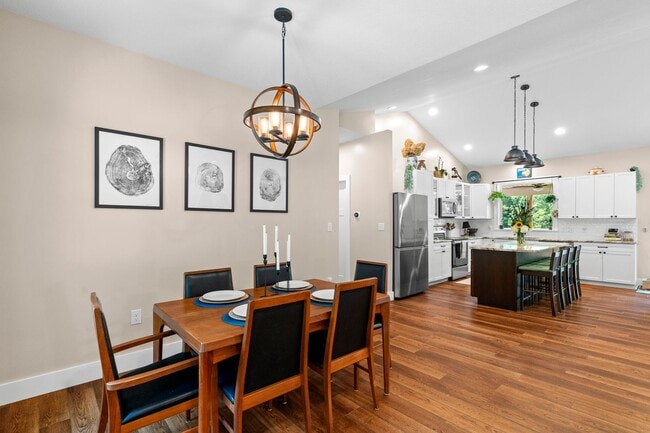 Building Photo - Spacious and Inviting - Beautifully-Mainta...