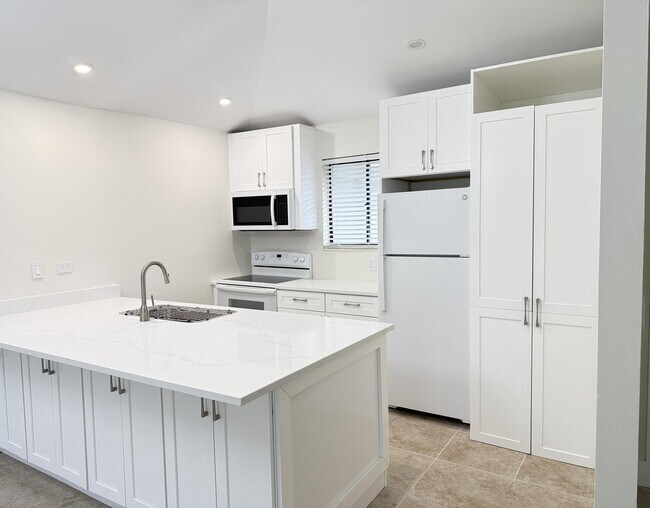 Building Photo - 707 Club Dr