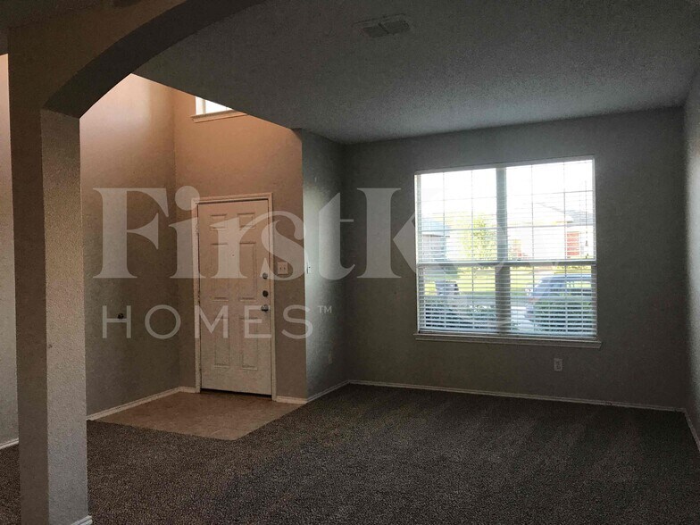 Building Photo - 429 W Clover Park Dr