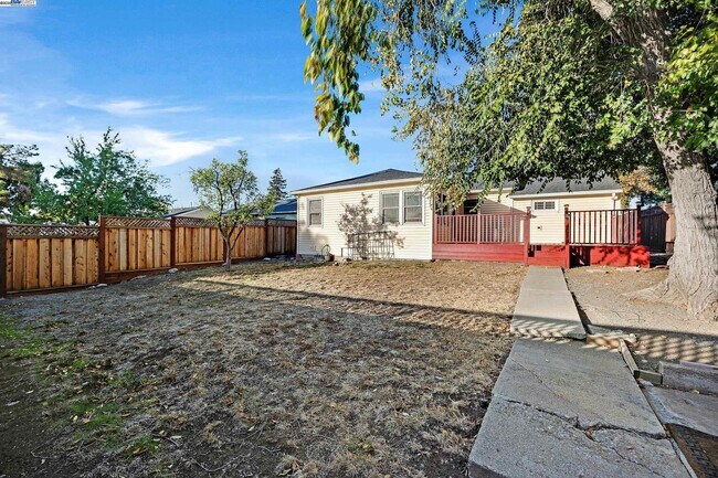 Building Photo - 2438 Upland Dr