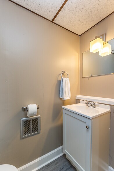 Building Photo - 1885 Lincrest Dr