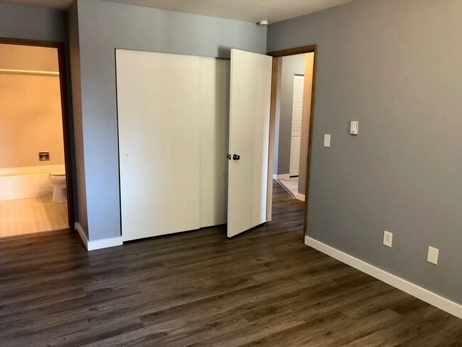 Building Photo - 2 Bedroom 2 Bath Condo Overlooking a Green...
