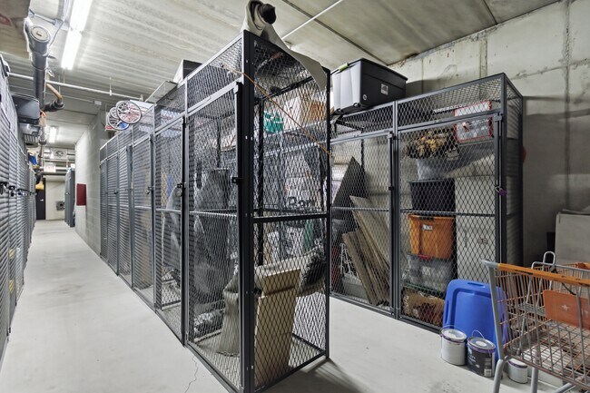 Building Photo - 873 N Larrabee St