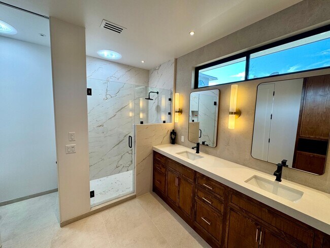 Building Photo - 1910 Raymond Ln