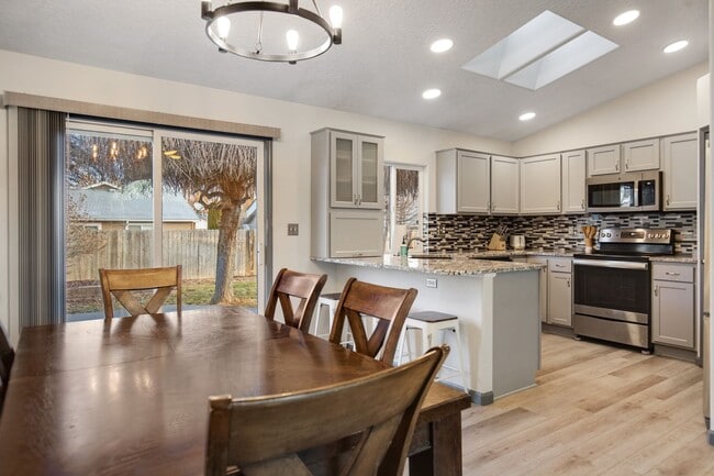 Building Photo - Furnished 3-Bedroom Home with Fenced Yard - Pet Friendly