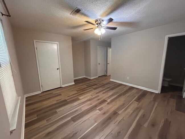 Building Photo - Charming 2 Bedroom Duplex in Ladson