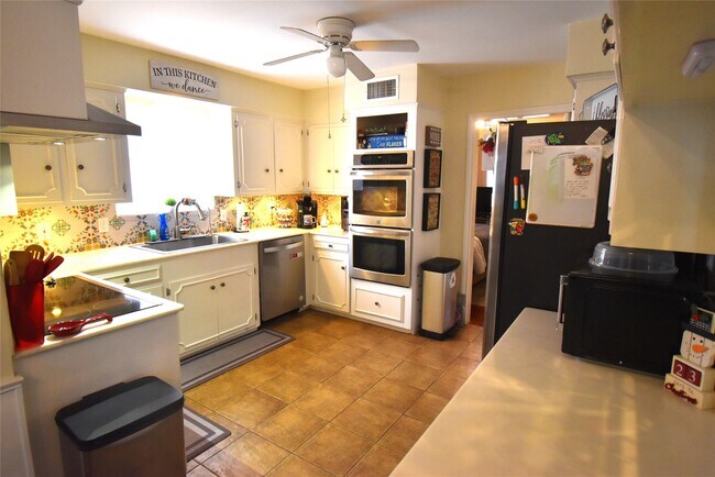 Building Photo - 8011 Meadowvale Dr