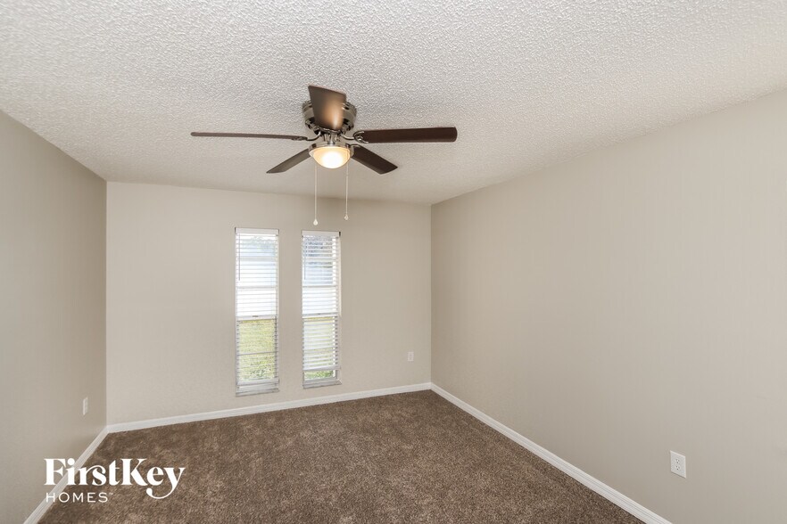 Building Photo - 2027 Beekman St NE