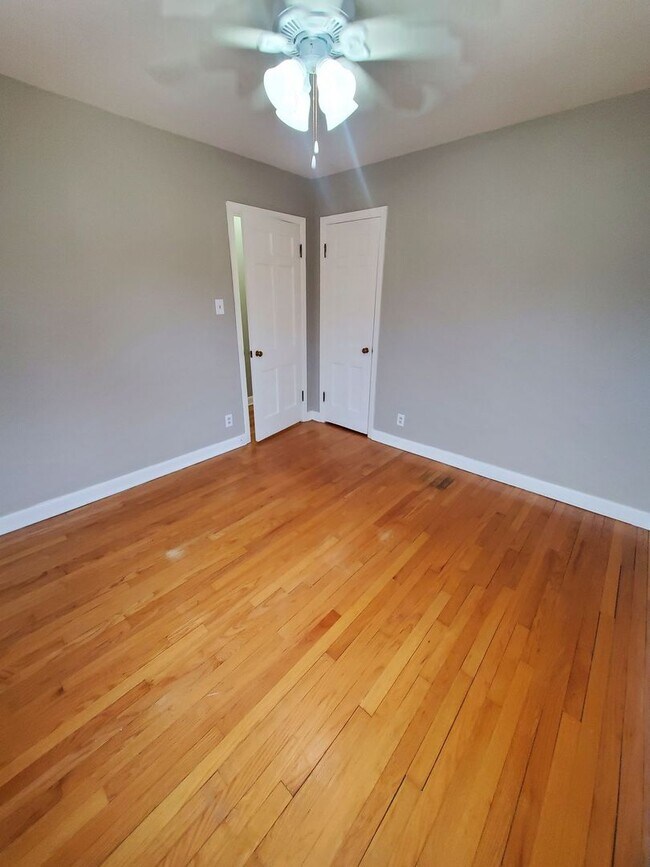 Interior Photo - 524 E Henry Clay St