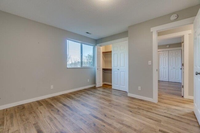 Building Photo - Updated 3 Bedroom, 1.5 Bathroom Duplex in ...