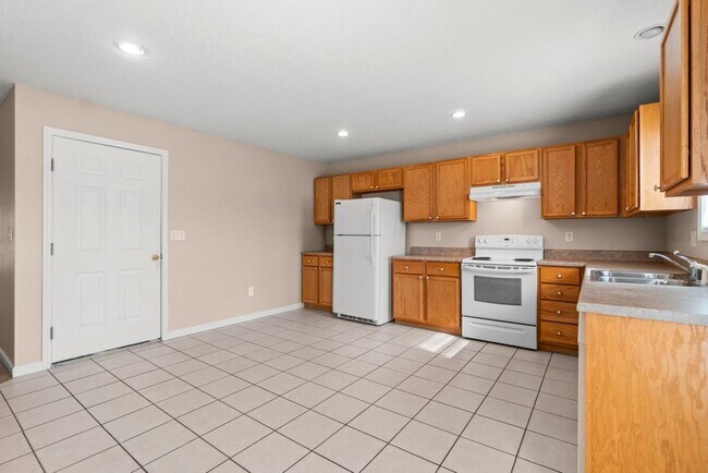 Building Photo - Comanche 178/180