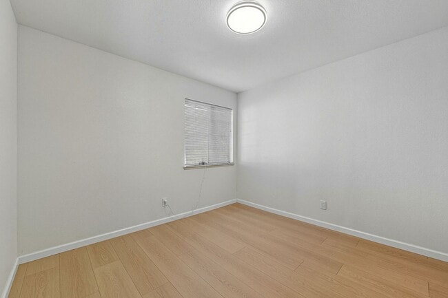Building Photo - Updated Family Spacious Home w/ Fenced in ...