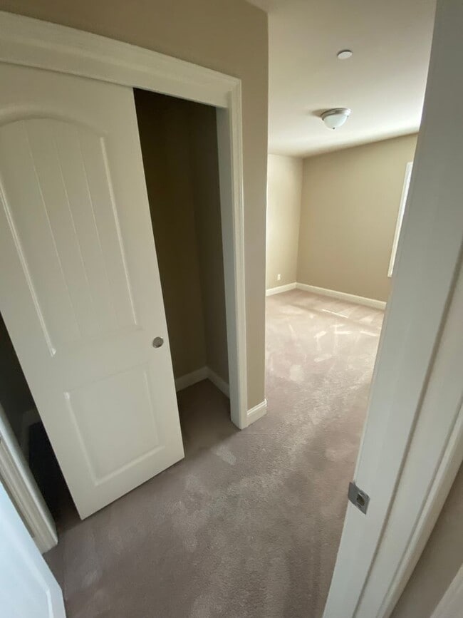 Building Photo - Beautiful 2 story Home in gated community ...