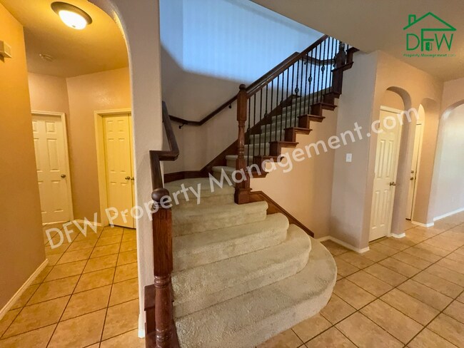 Building Photo - Elegant and Spacious 5-Bedroom Home for Lease in Fort Worth