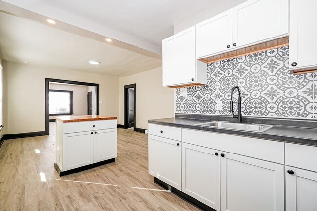 Building Photo - 98-100 N Hague Ave