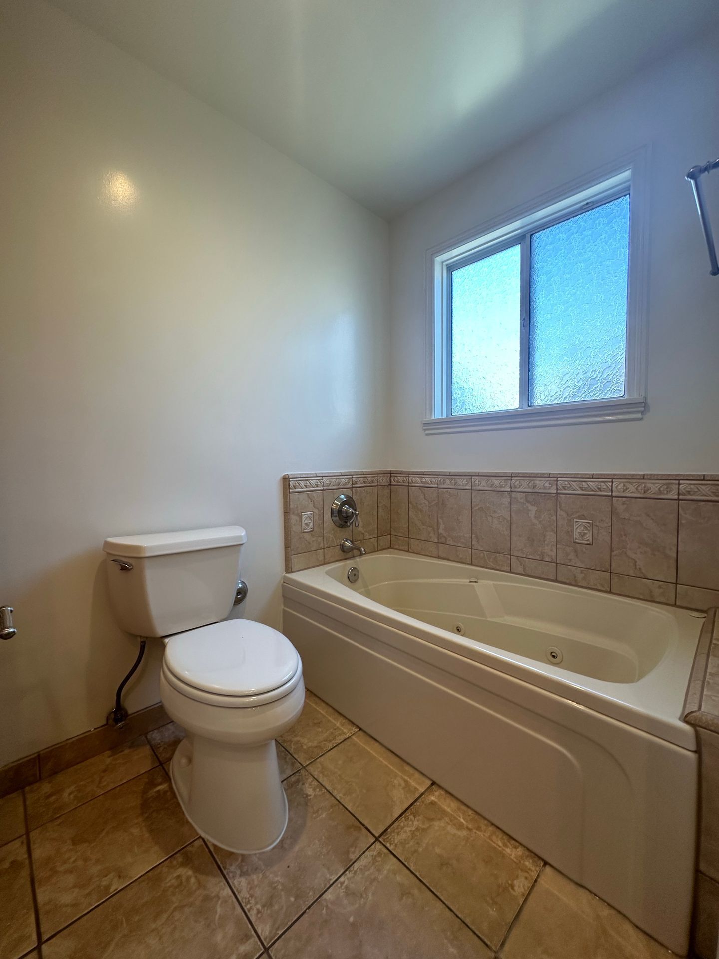 Building Photo - 9856 La Rosa Dr