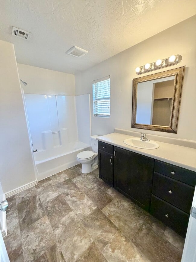 Building Photo - Town home in Little Valley Area. End Unit!!
