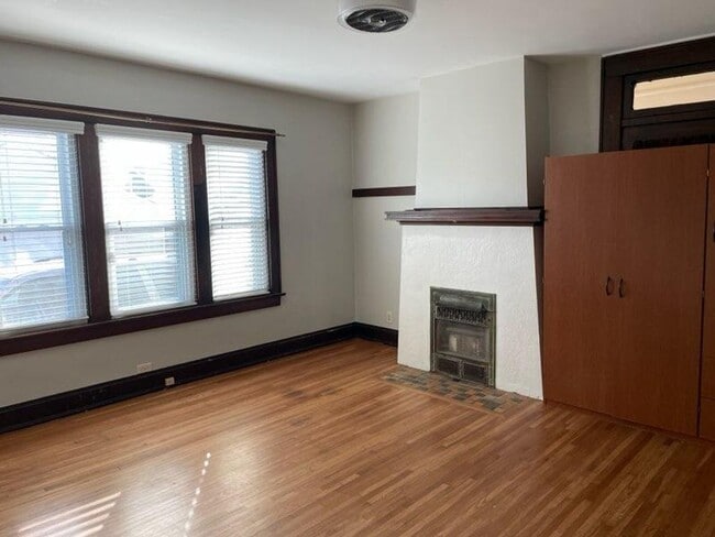 Building Photo - Single Family home, 2 bedrooms, 2 bathrooms, central air..