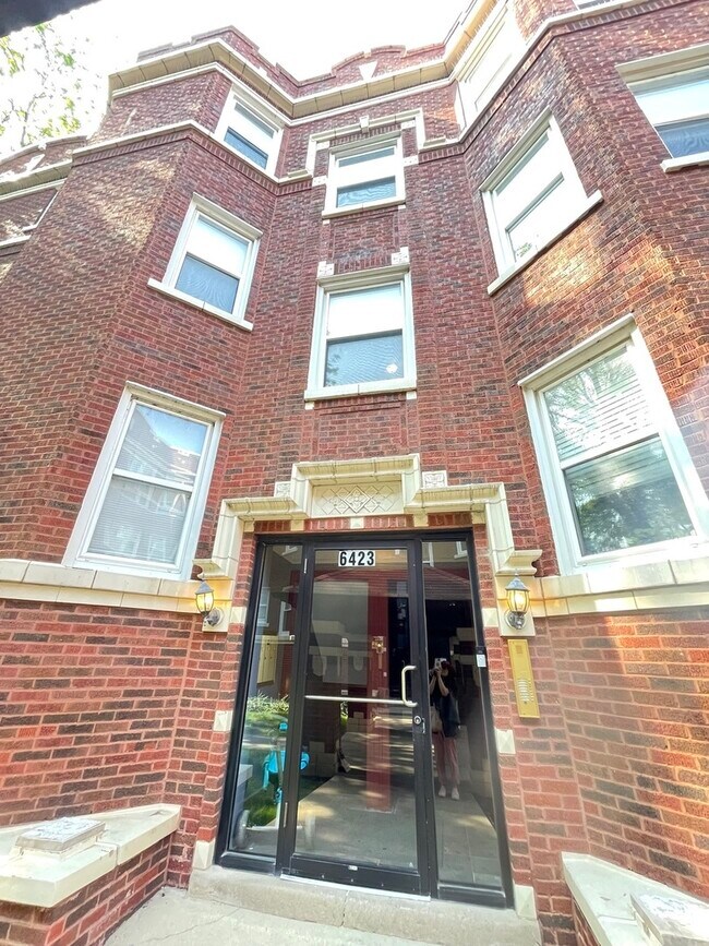 Building Photo - 6423 N Greenview Ave