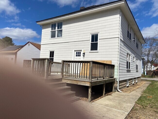 Building Photo - 16 Taft St