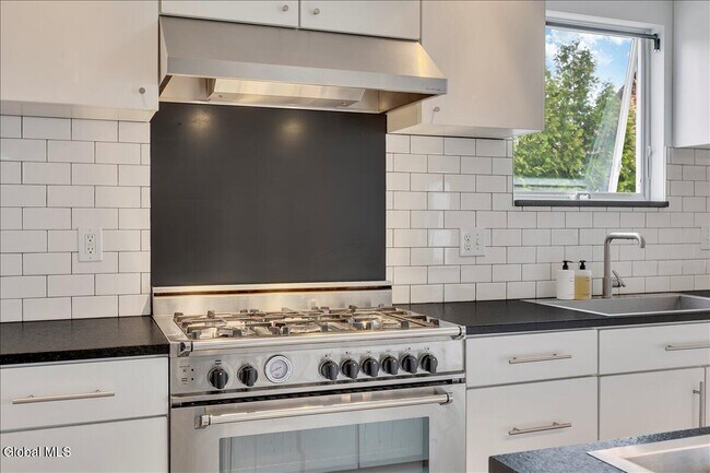 Building Photo - 18 Granite St