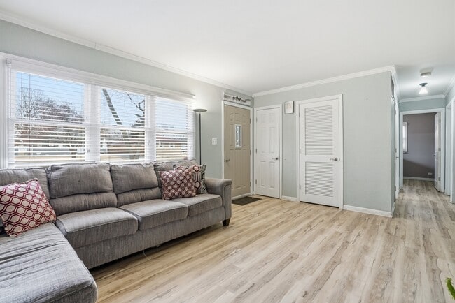 Building Photo - 916 Barthelme Ave