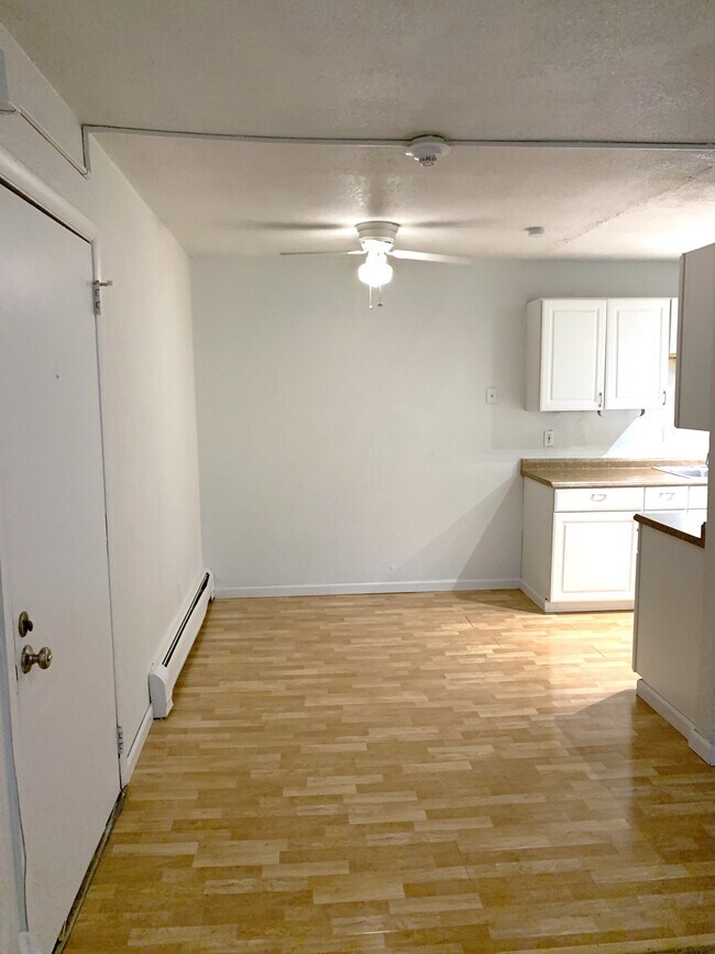 Building Photo - 1400 Golden Cir