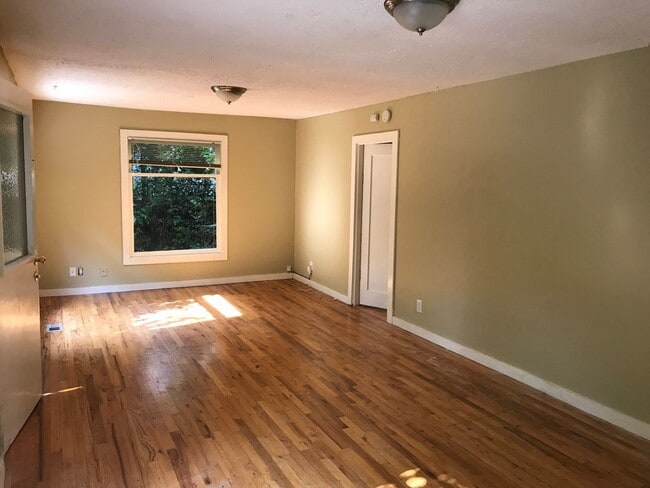 Building Photo - Charming 2 Bedroom 1 Bath house Available ...