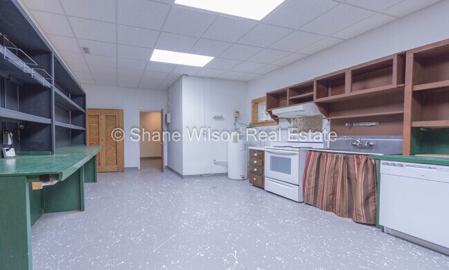 Building Photo - Commercial Property Ideal for Contractor t...