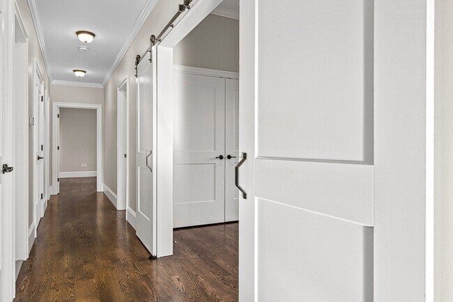 Building Photo - 846 Main St