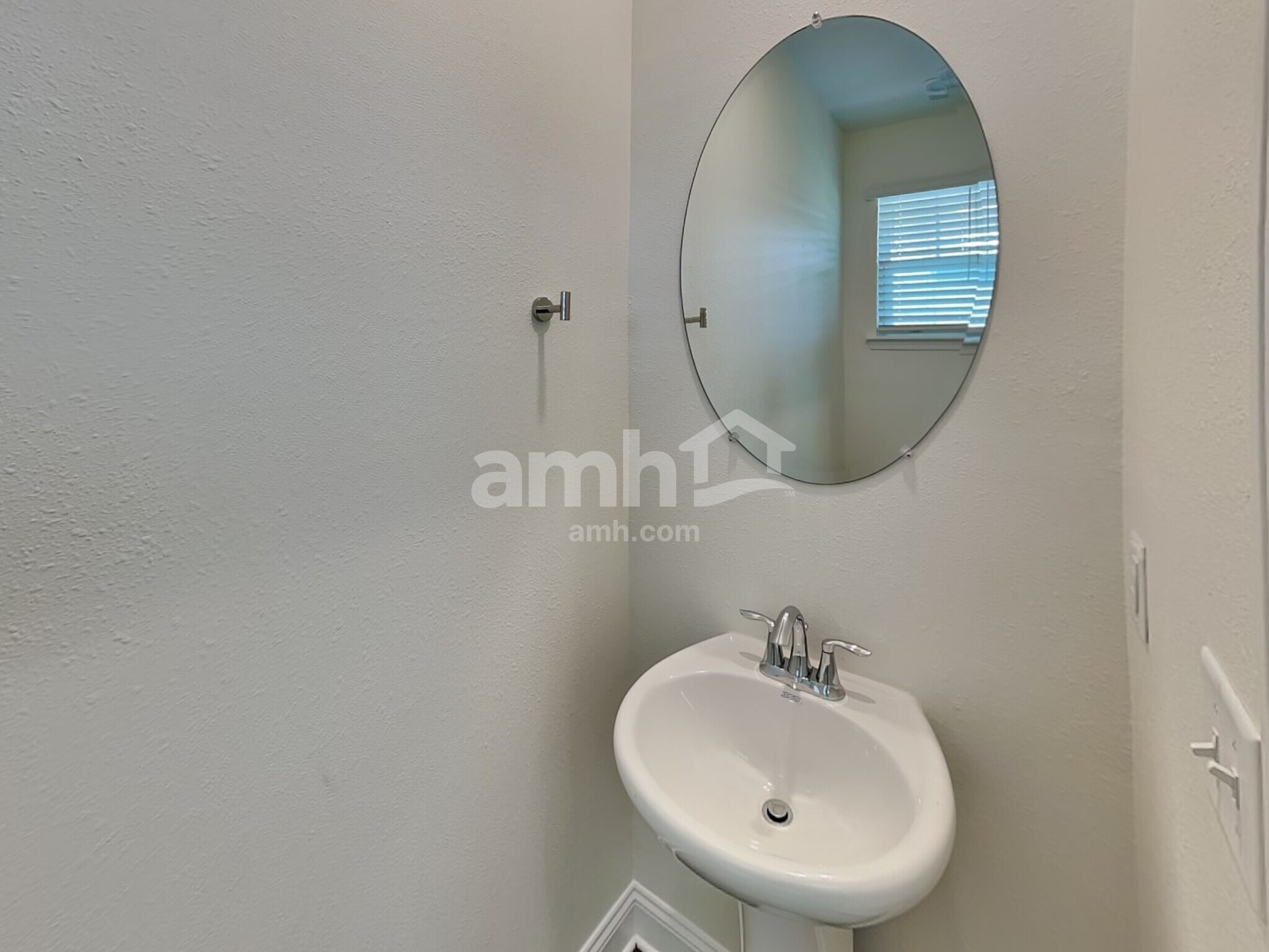 Building Photo - 95 Onate Cir