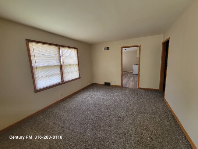 Building Photo - 244 N Fern St