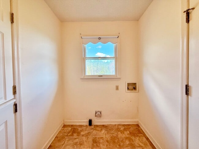 Building Photo - Charming 3 Bedroom Home for Rent!