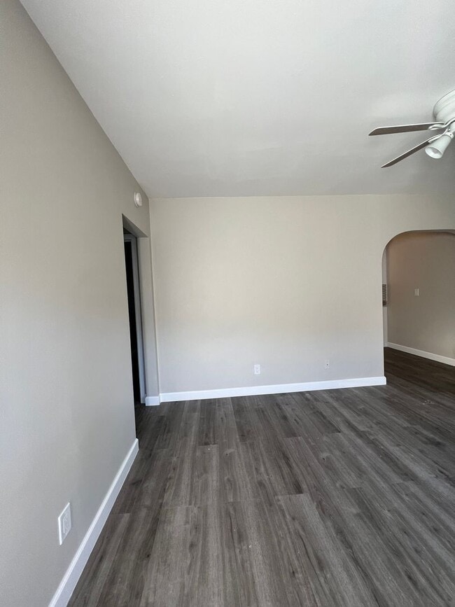 Building Photo - Fully Remodeled 1bed  1bath Apartment w/ Washer & Dryer