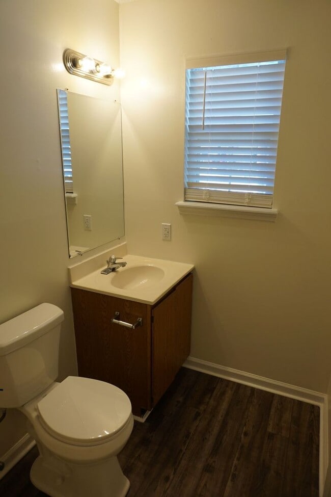 Building Photo - Cozy Two Bedroom 2 Full Bathroom Duplex!