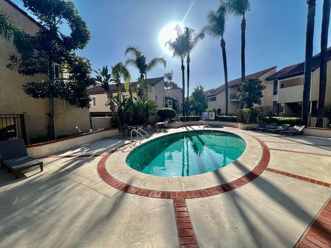 Building Photo - Georgous Calabasas Condo